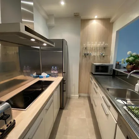 Village Auteuil باريس